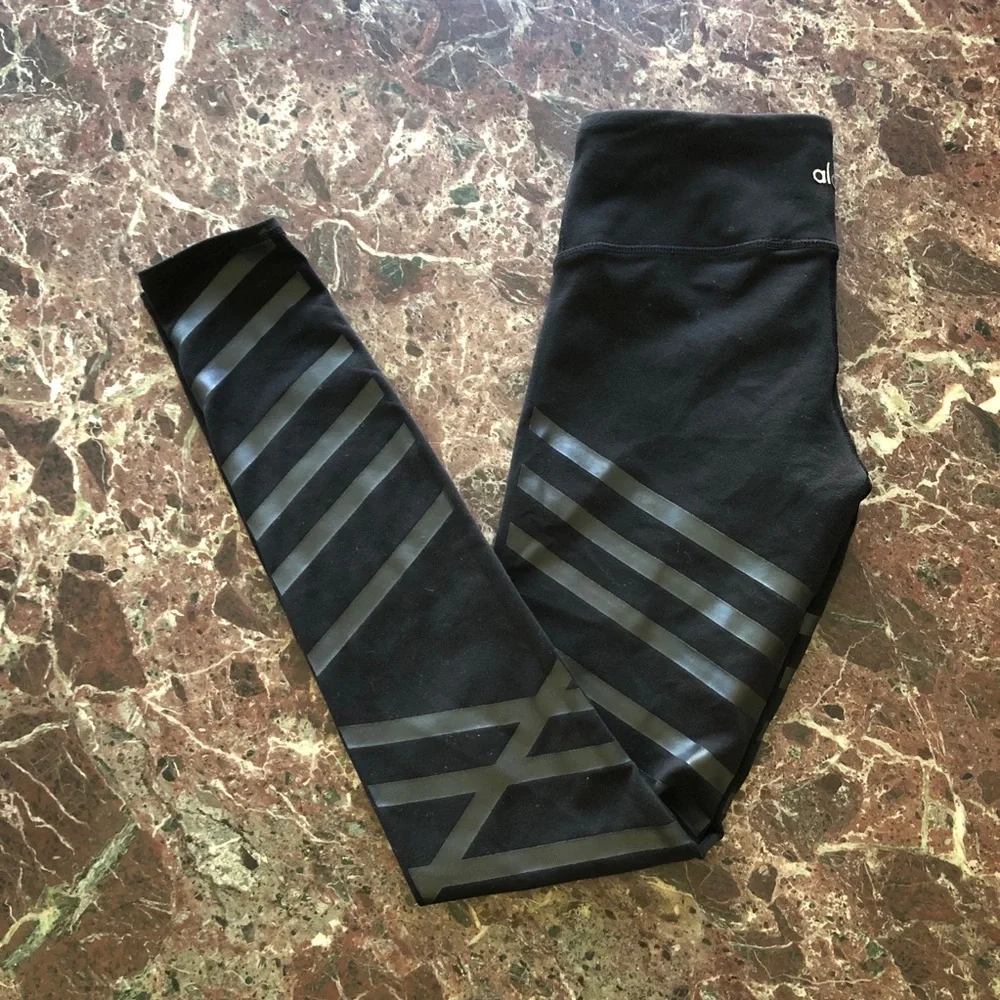 ALO YOGA Airbrush Lineal Diagonal Stripe Leggings in Black